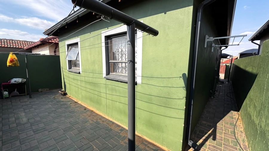 2 Bedroom Property for Sale in Clayville Gauteng