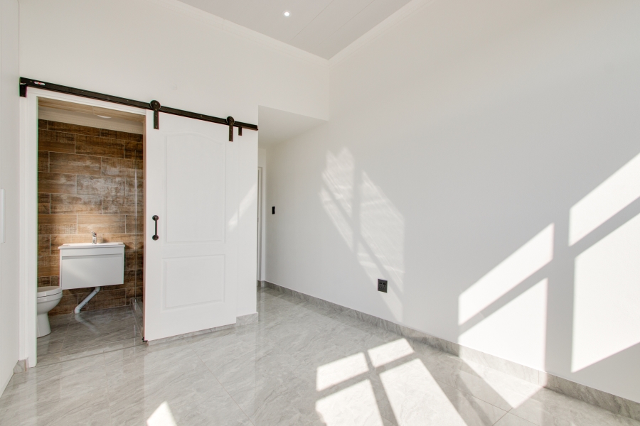 To Let 5 Bedroom Property for Rent in Helderfontein Estate Gauteng