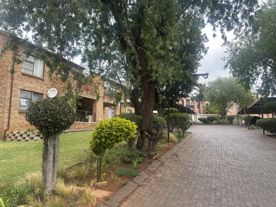 To Let 2 Bedroom Property for Rent in Little Falls Gauteng