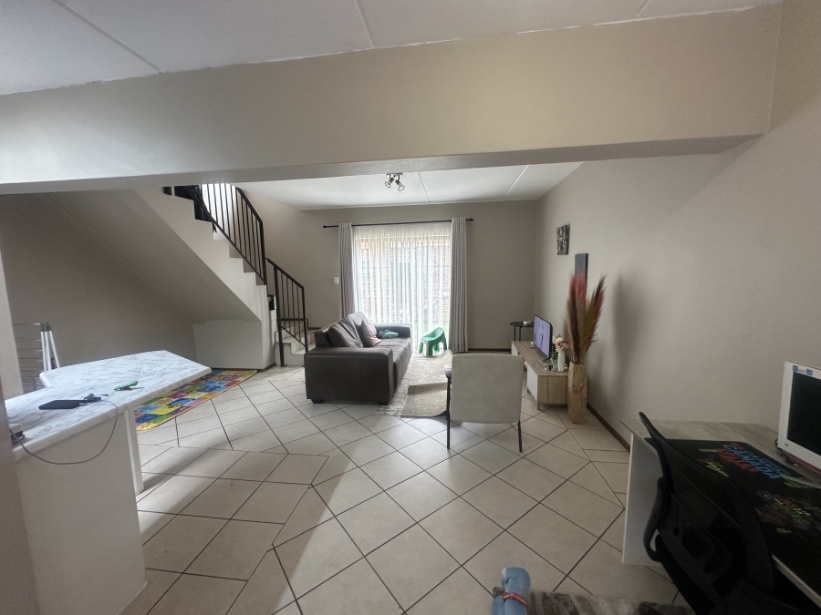 To Let 2 Bedroom Property for Rent in Little Falls Gauteng