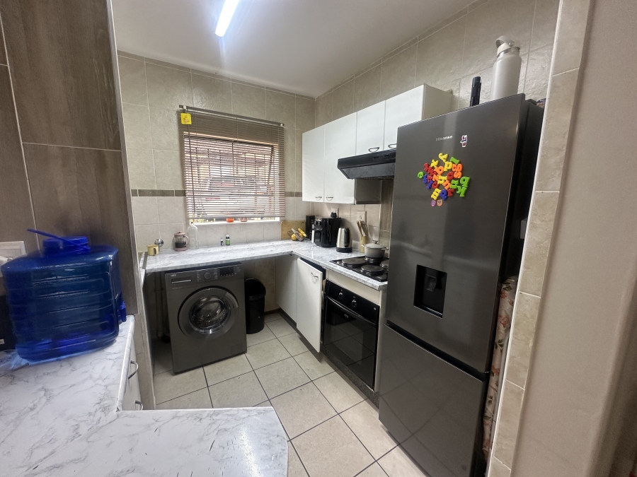 To Let 2 Bedroom Property for Rent in Little Falls Gauteng