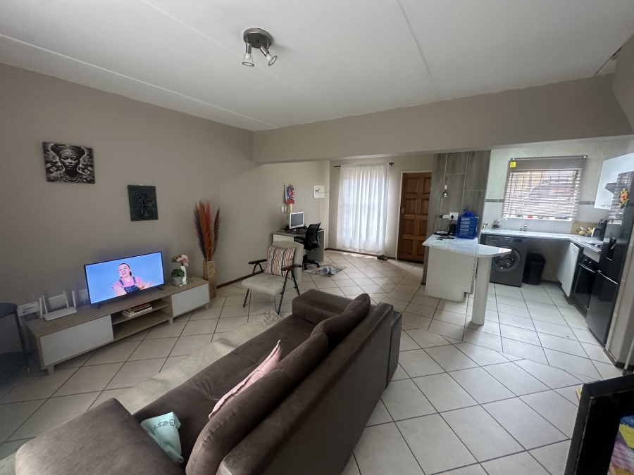 To Let 2 Bedroom Property for Rent in Little Falls Gauteng