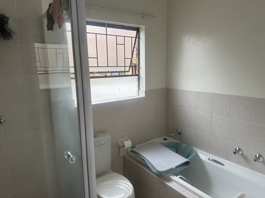 To Let 2 Bedroom Property for Rent in Little Falls Gauteng