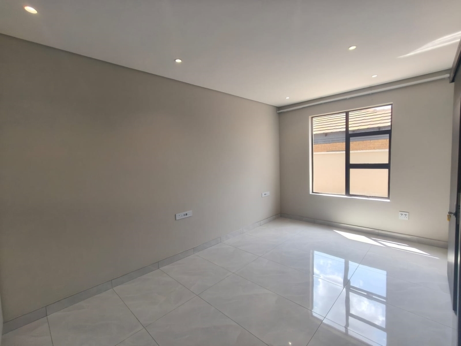 6 Bedroom Property for Sale in Raslouw Gardens Gauteng