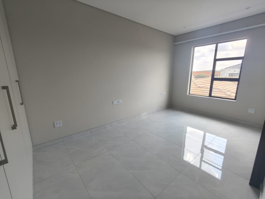 6 Bedroom Property for Sale in Raslouw Gardens Gauteng