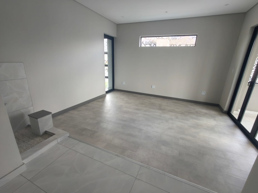 6 Bedroom Property for Sale in Raslouw Gardens Gauteng