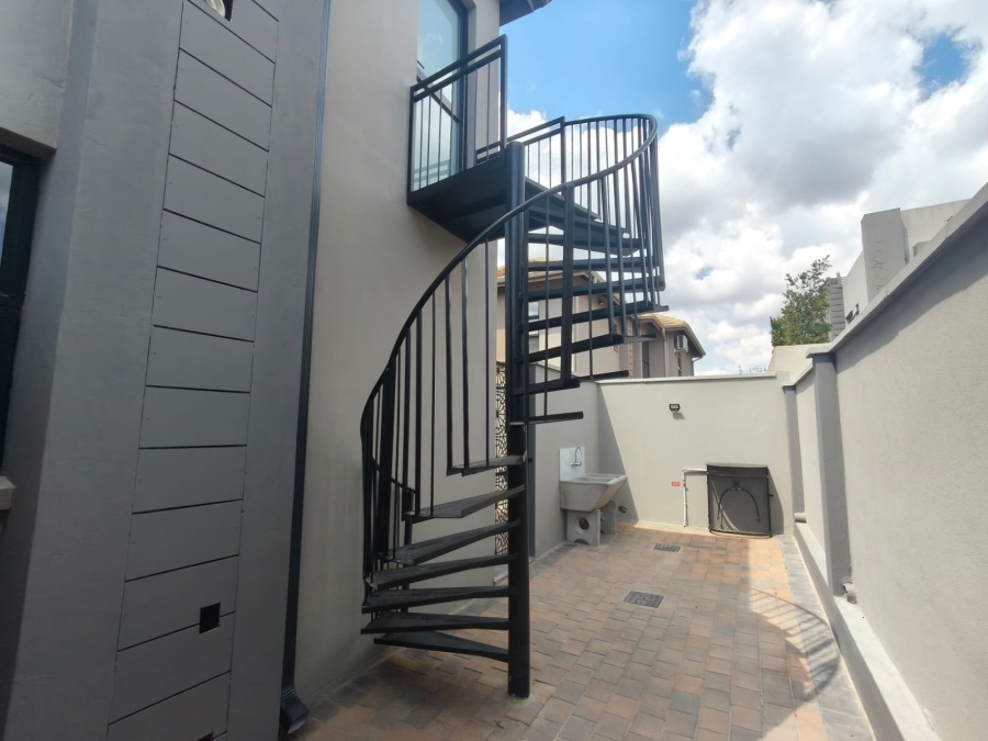 6 Bedroom Property for Sale in Raslouw Gardens Gauteng