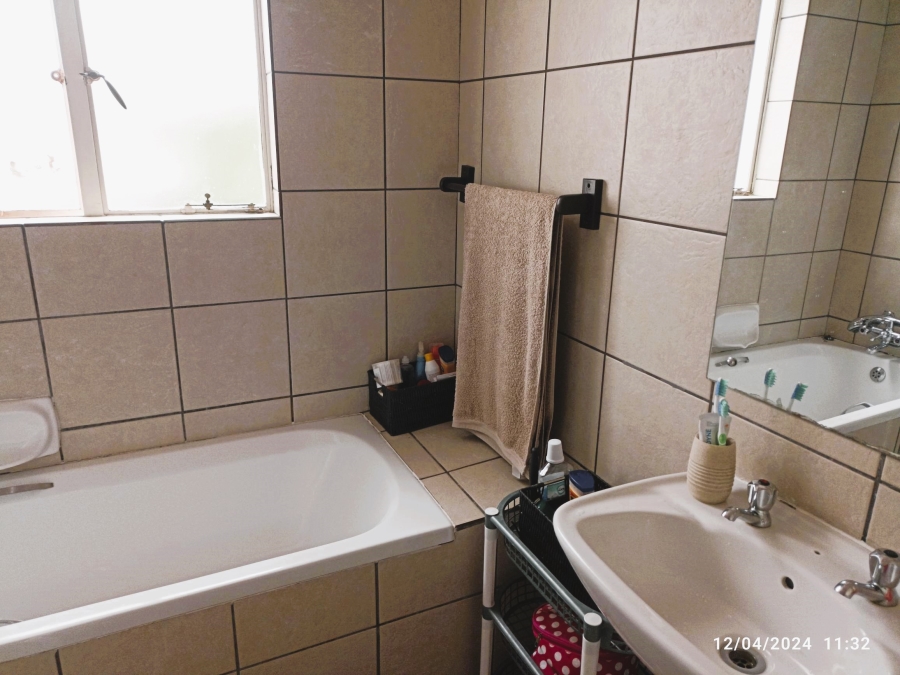 2 Bedroom Property for Sale in Sonneglans Gauteng