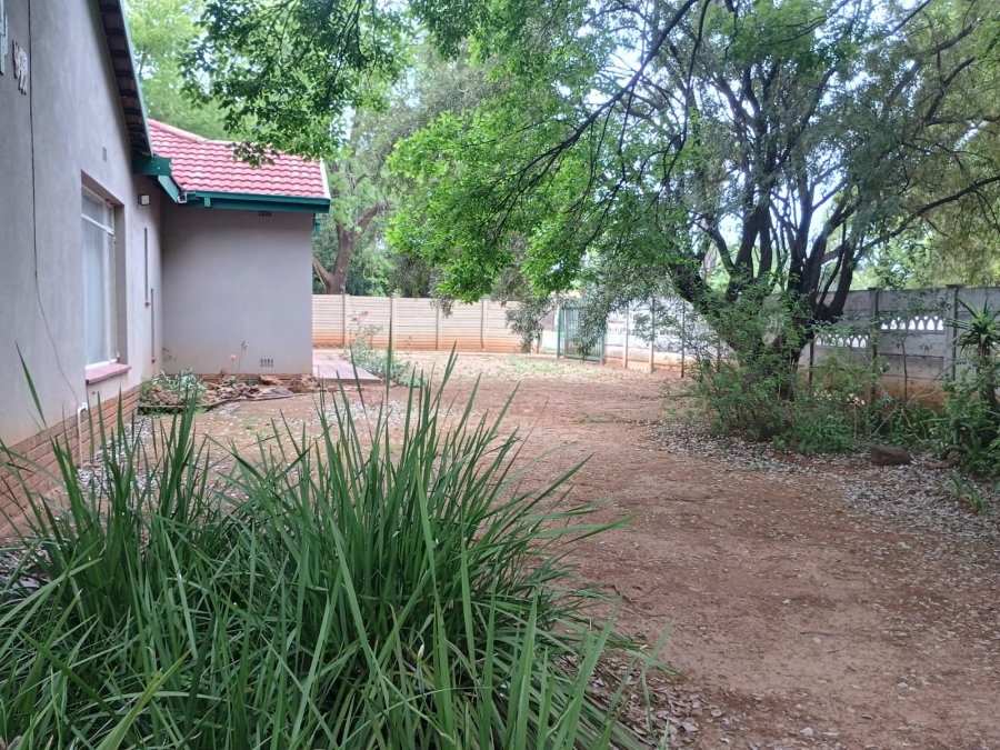 5 Bedroom Property for Sale in Flora Gardens Gauteng