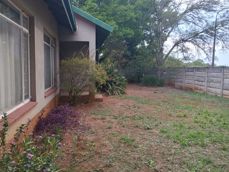 5 Bedroom Property for Sale in Flora Gardens Gauteng
