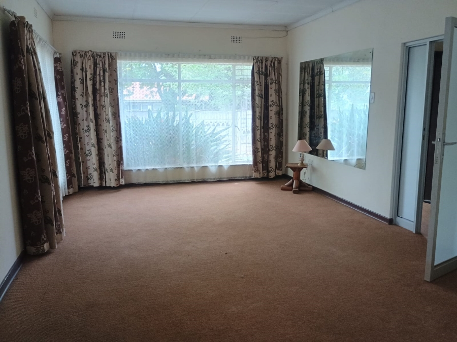 5 Bedroom Property for Sale in Flora Gardens Gauteng