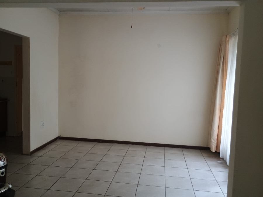 5 Bedroom Property for Sale in Flora Gardens Gauteng