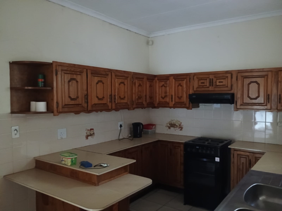 5 Bedroom Property for Sale in Flora Gardens Gauteng