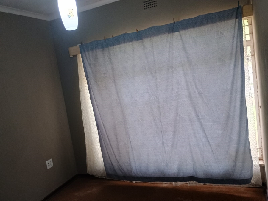 5 Bedroom Property for Sale in Flora Gardens Gauteng