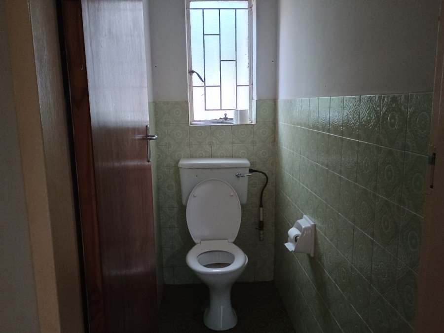 5 Bedroom Property for Sale in Flora Gardens Gauteng