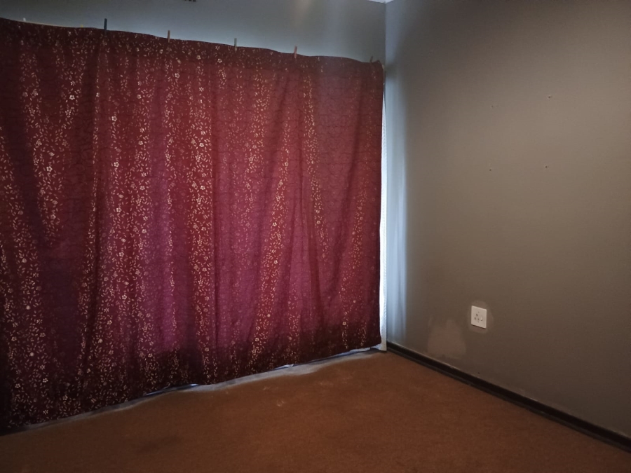 5 Bedroom Property for Sale in Flora Gardens Gauteng