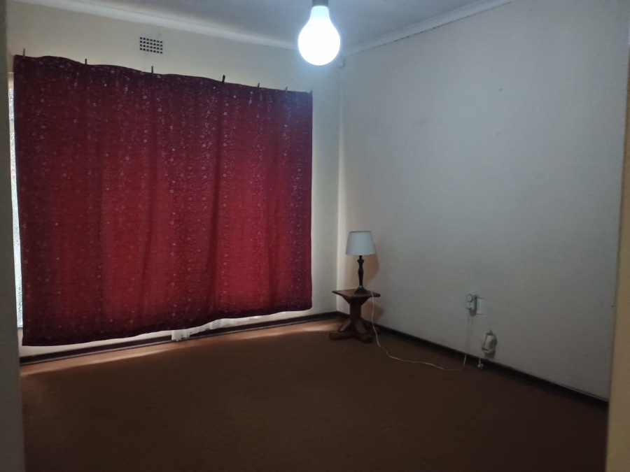 5 Bedroom Property for Sale in Flora Gardens Gauteng