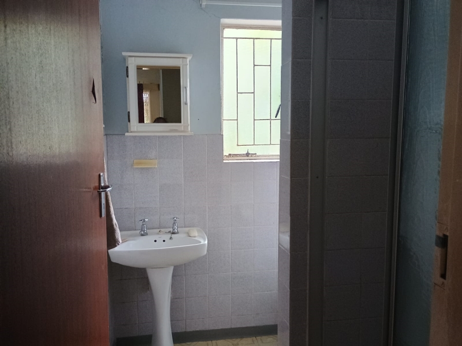 5 Bedroom Property for Sale in Flora Gardens Gauteng
