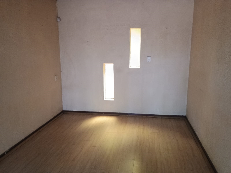 5 Bedroom Property for Sale in Flora Gardens Gauteng