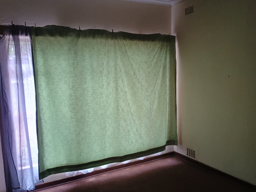5 Bedroom Property for Sale in Flora Gardens Gauteng