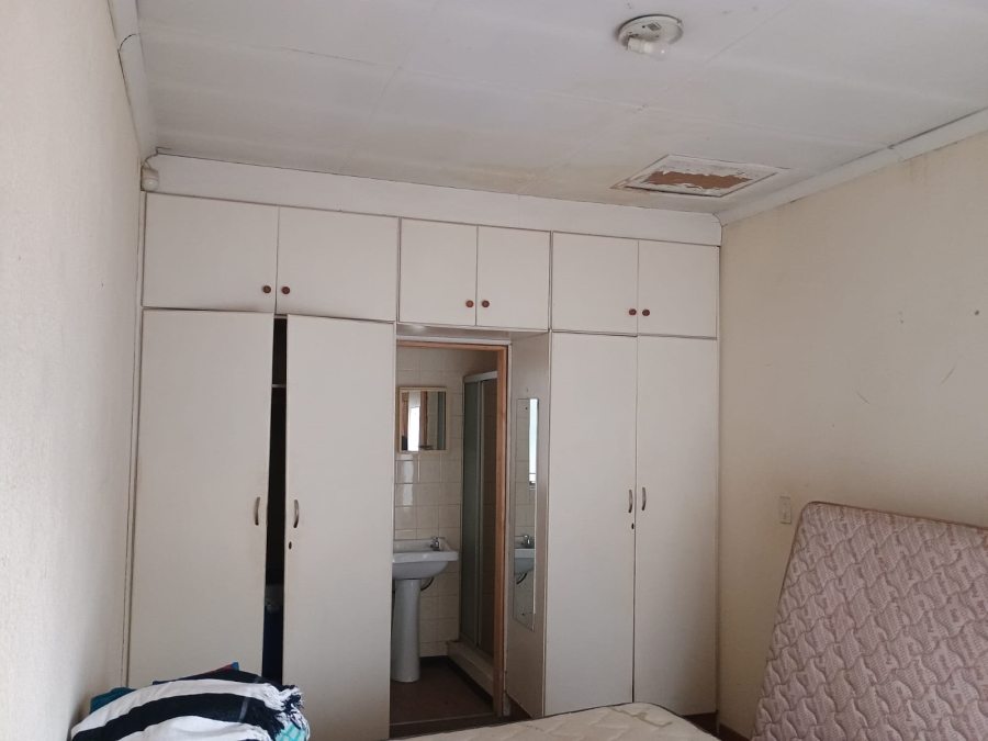 5 Bedroom Property for Sale in Flora Gardens Gauteng