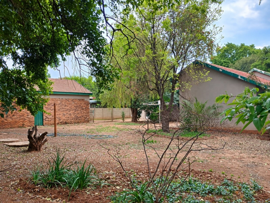 5 Bedroom Property for Sale in Flora Gardens Gauteng