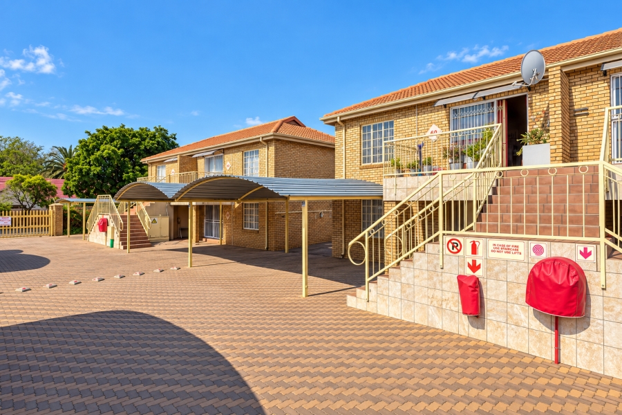 2 Bedroom Property for Sale in Helikonpark Gauteng