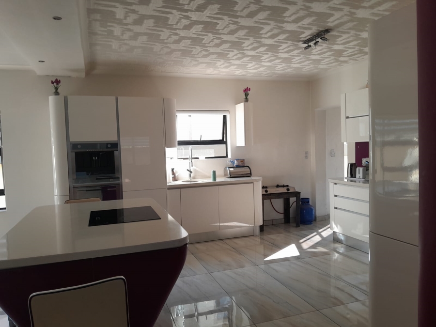 To Let 6 Bedroom Property for Rent in Zambezi Country Estate Gauteng