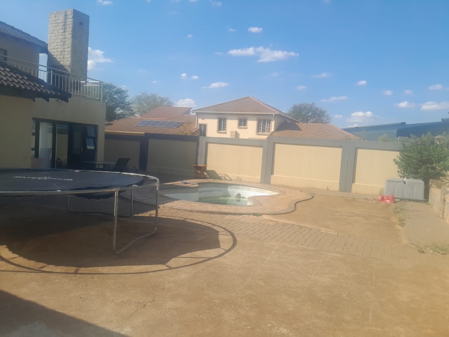 To Let 6 Bedroom Property for Rent in Zambezi Country Estate Gauteng