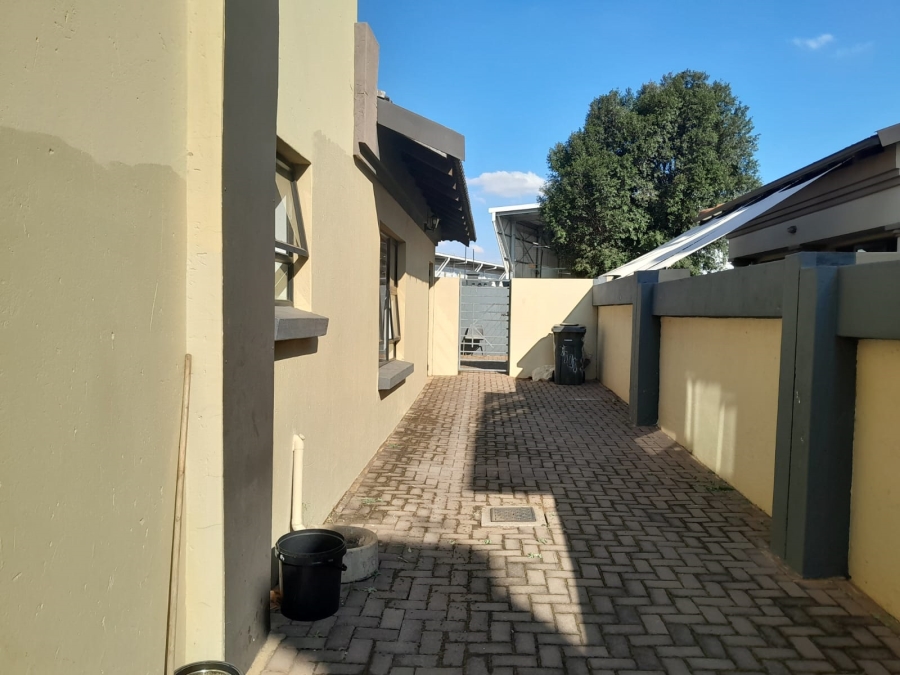 To Let 6 Bedroom Property for Rent in Zambezi Country Estate Gauteng
