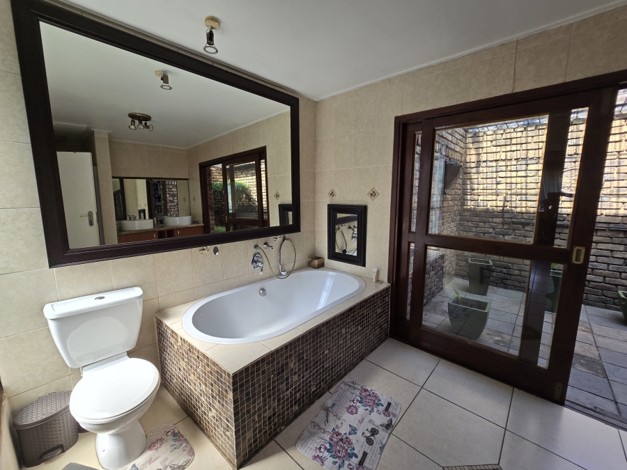 4 Bedroom Property for Sale in Parkhill Gardens Gauteng
