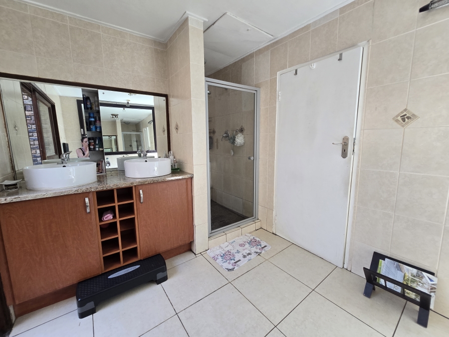 4 Bedroom Property for Sale in Parkhill Gardens Gauteng