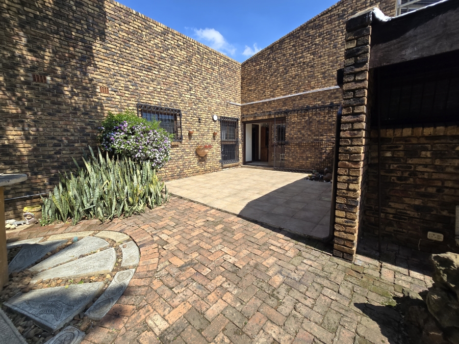 4 Bedroom Property for Sale in Parkhill Gardens Gauteng