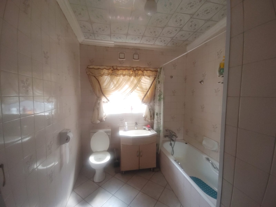 To Let 4 Bedroom Property for Rent in Falcon Ridge Gauteng