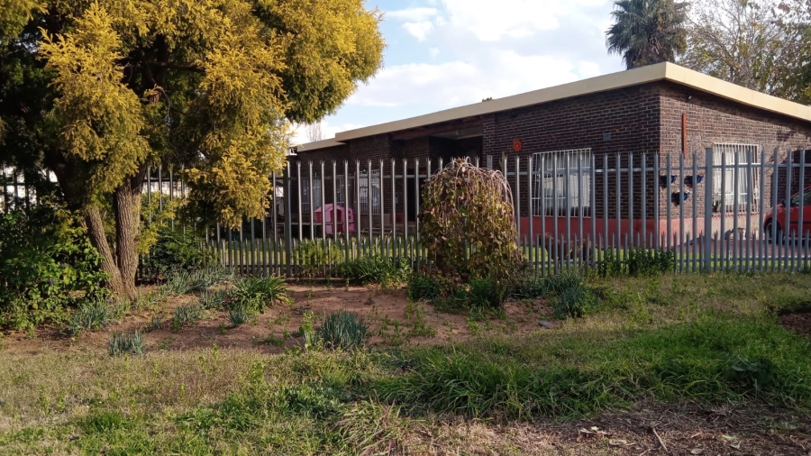 To Let 4 Bedroom Property for Rent in Falcon Ridge Gauteng