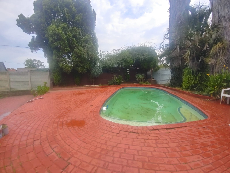 To Let 4 Bedroom Property for Rent in Falcon Ridge Gauteng