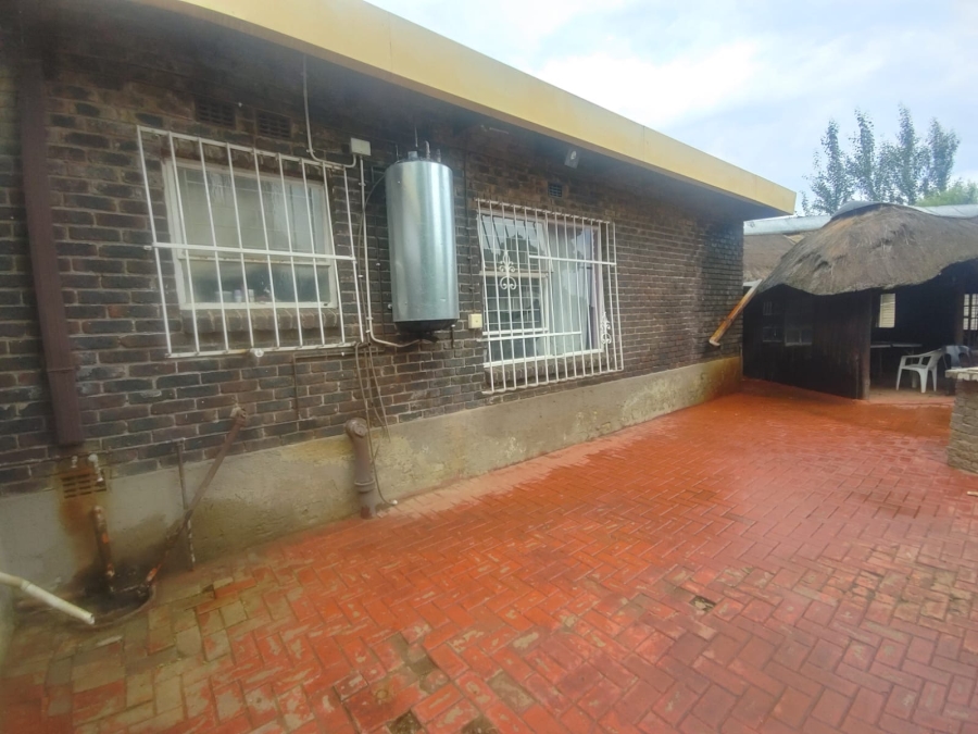 To Let 4 Bedroom Property for Rent in Falcon Ridge Gauteng