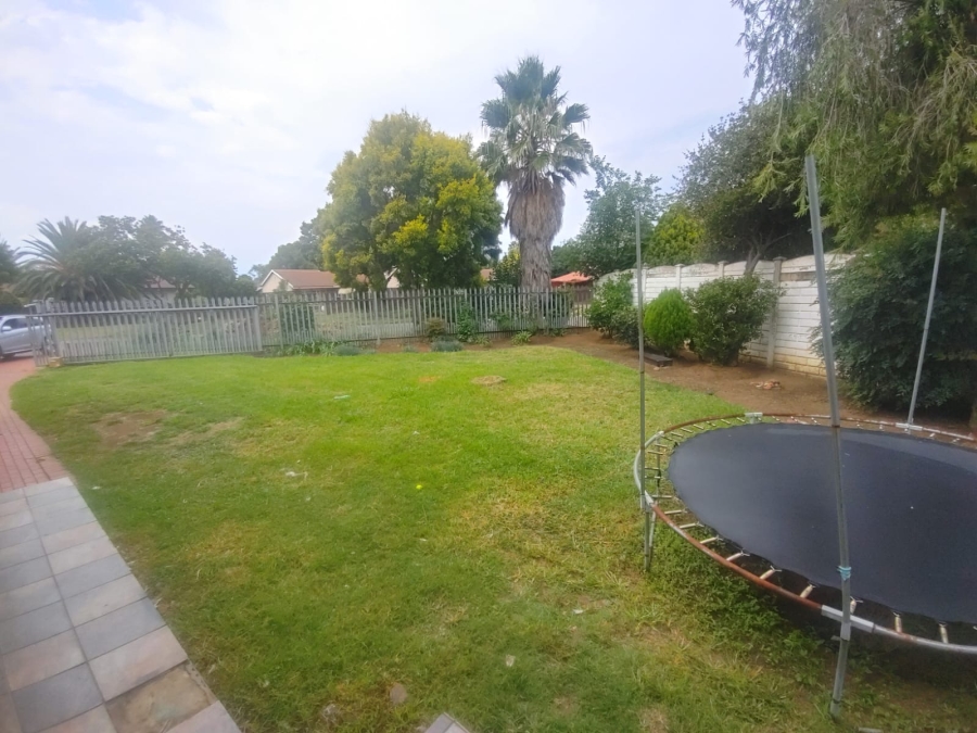To Let 4 Bedroom Property for Rent in Falcon Ridge Gauteng