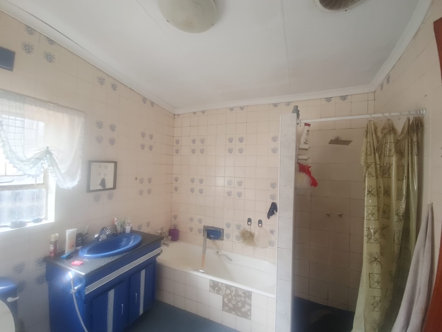 To Let 4 Bedroom Property for Rent in Falcon Ridge Gauteng