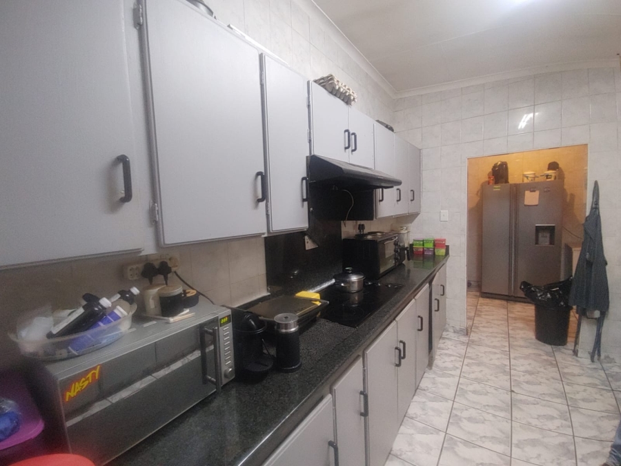 To Let 4 Bedroom Property for Rent in Falcon Ridge Gauteng