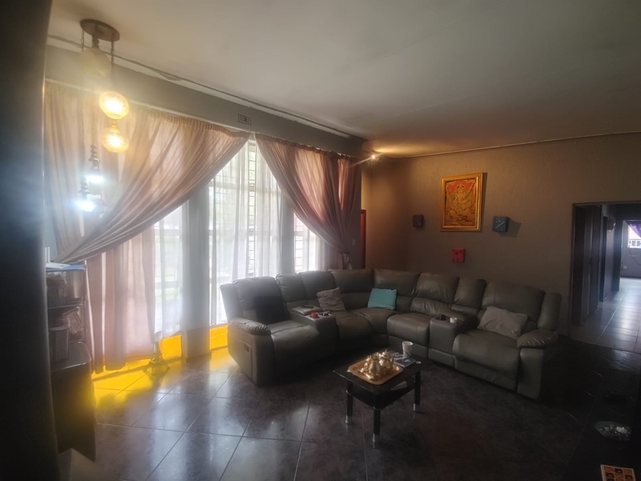 To Let 4 Bedroom Property for Rent in Falcon Ridge Gauteng