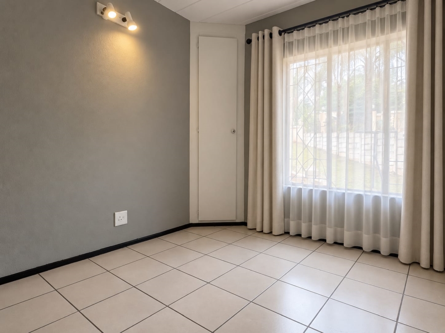 2 Bedroom Property for Sale in Helderkruin Gauteng