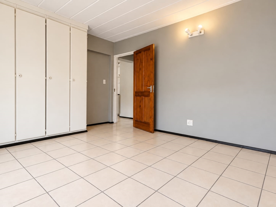 2 Bedroom Property for Sale in Helderkruin Gauteng