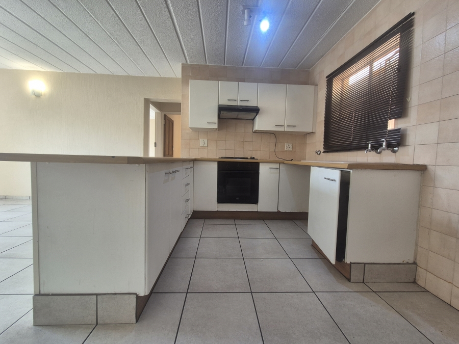 To Let 2 Bedroom Property for Rent in Helderkruin Gauteng