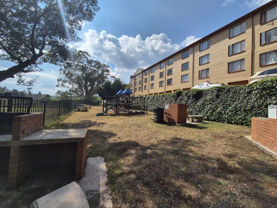To Let 2 Bedroom Property for Rent in Helderkruin Gauteng