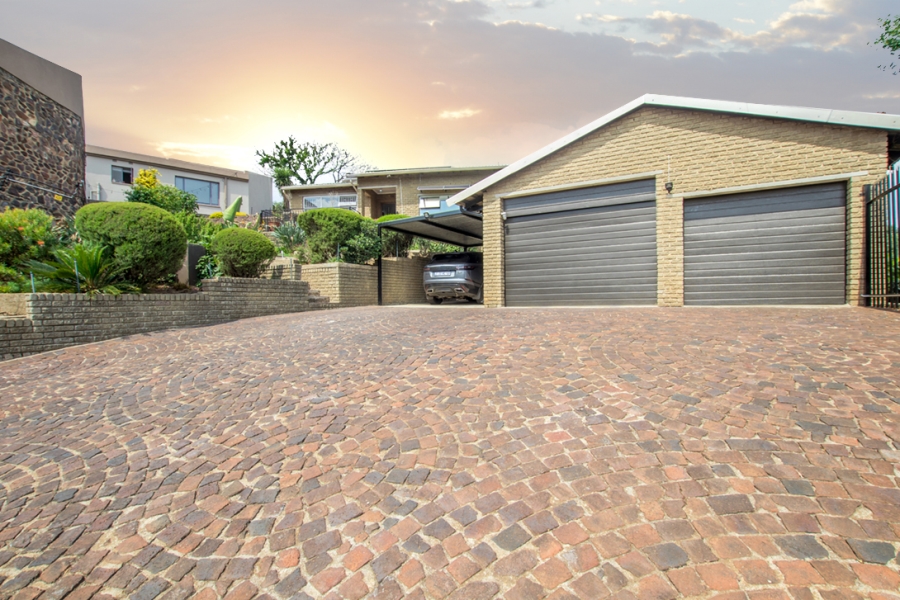 3 Bedroom Property for Sale in Wilro Park Gauteng