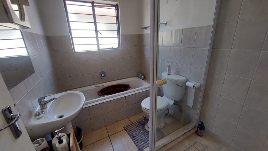 2 Bedroom Property for Sale in Greenhills Gauteng