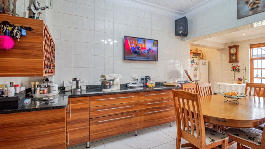 5 Bedroom Property for Sale in The Hill Gauteng