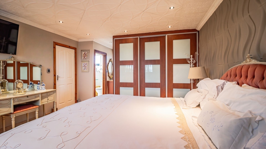 5 Bedroom Property for Sale in The Hill Gauteng