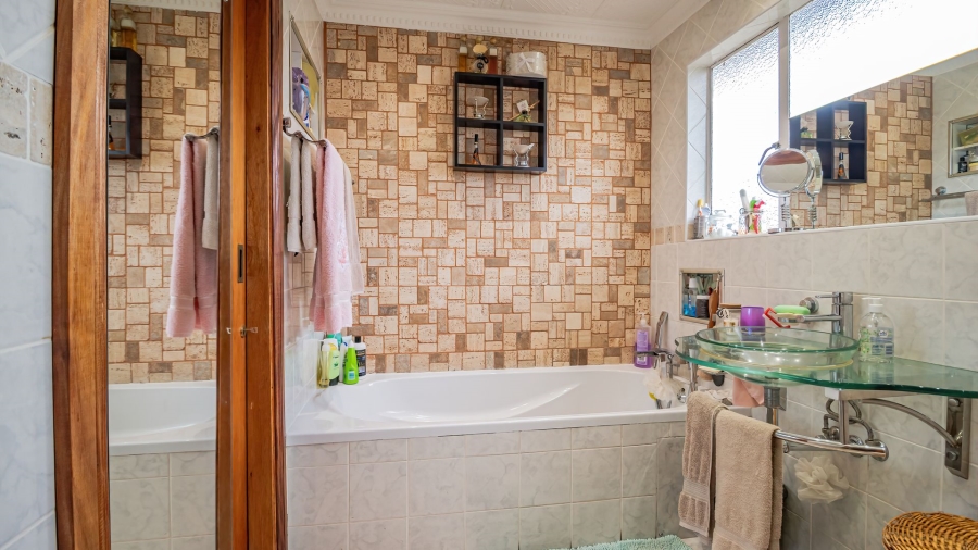 5 Bedroom Property for Sale in The Hill Gauteng